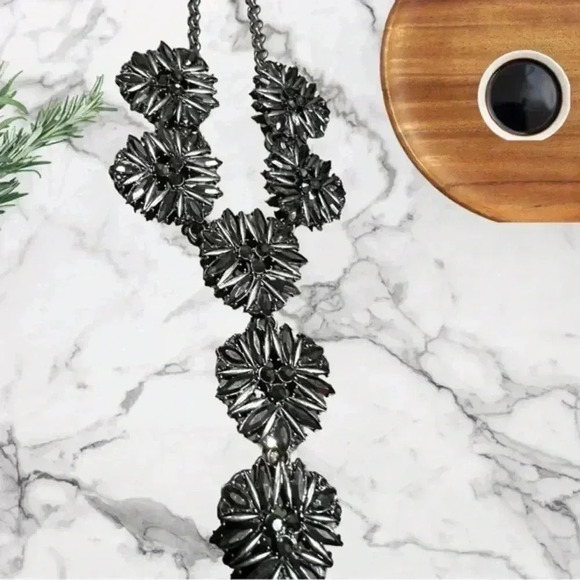 NWOT SILVER AND BLACK FLOWER NECKLACE - Picture 2 of 2
